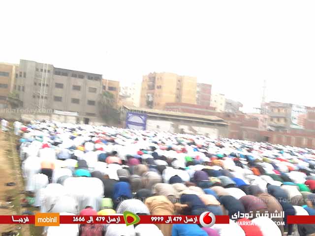 شاهد .. آلاف المصلين يؤدون صلاة العيد بملعب مدينة القنايات 4 4