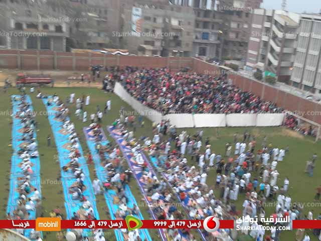 شاهد .. آلاف المصلين يؤدون صلاة العيد بملعب مدينة القنايات 2 7