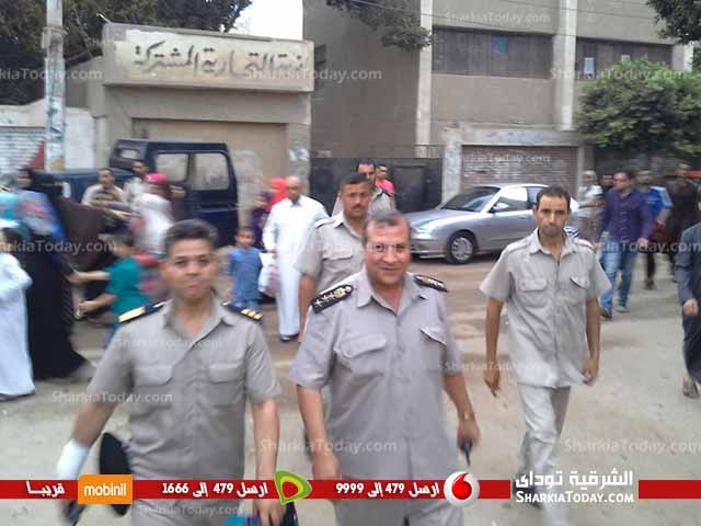 شاهد .. آلاف المصلين يؤدون صلاة العيد بملعب مدينة القنايات 3 9
