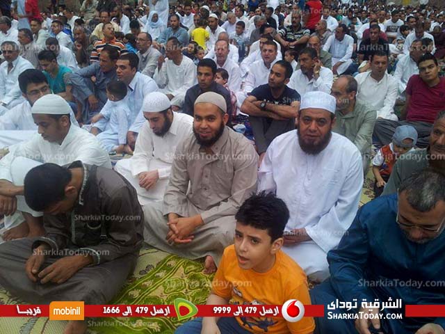 بالصور :آلاف المواطنين يؤدون صلاة العيد في ساحة مسجد المدينة المنورة بالزقازيق 3 آلاف المواطنين يؤدون صلاة العيد في ساحة مسجد المدينة المنورة بالزقازيق (1)