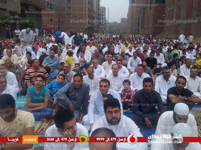 بالصور :آلاف المواطنين يؤدون صلاة العيد في ساحة مسجد المدينة المنورة بالزقازيق 1 آلاف المواطنين يؤدون صلاة العيد في ساحة مسجد المدينة المنورة بالزقازيق (2)