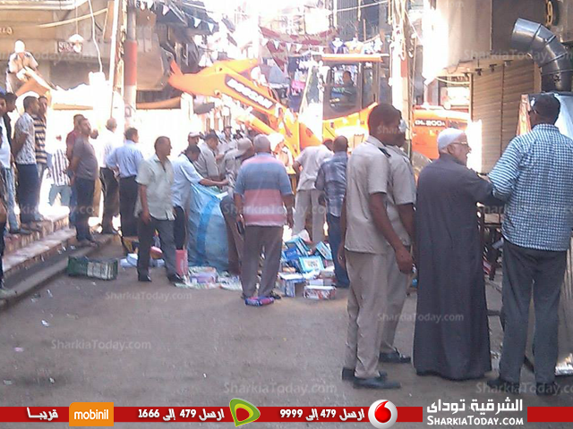 شاهد .. حملة مكبرة لرفع الاشغالات من شارع الجلاء بالزقازيق 5 اشغاالات 7