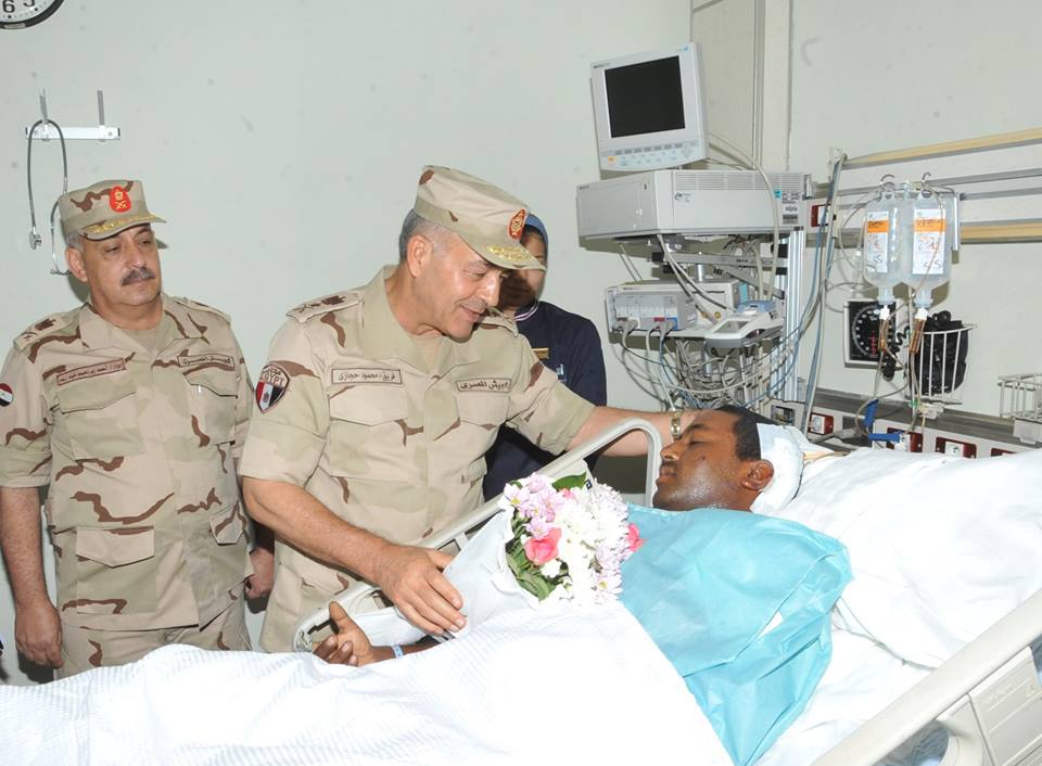 القائد العام ورئيس الأركان يزوران الضباط والجنود المصابين فى أحداث سيناء (10)