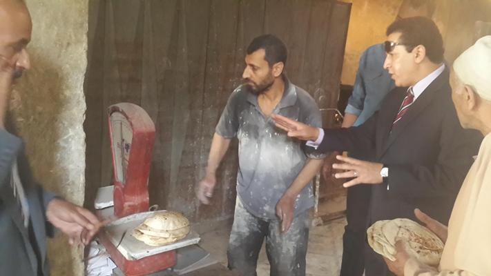 شاهد .. محافظ الشرقية يفاجئ الوحدة المحلية بالهجارسة مركز كفر صقر 2 مخبز 2