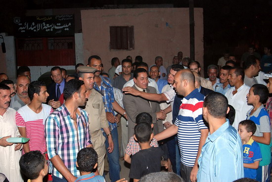 شاهد .. محافظ الشرقية يفاجئ أسرة ويتناول معهم الإفطار بقرية ميت ربيعة ببلبيس 3 ميت ربيعه 5