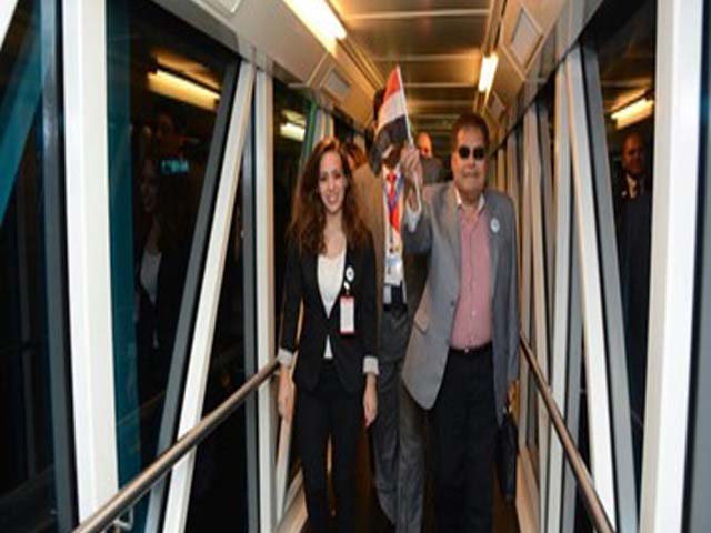 أحمد زويل يعود حاملا علم مصر للمشاركة فى احتفالات افتتاح القناة الجديدة 1 اتنم