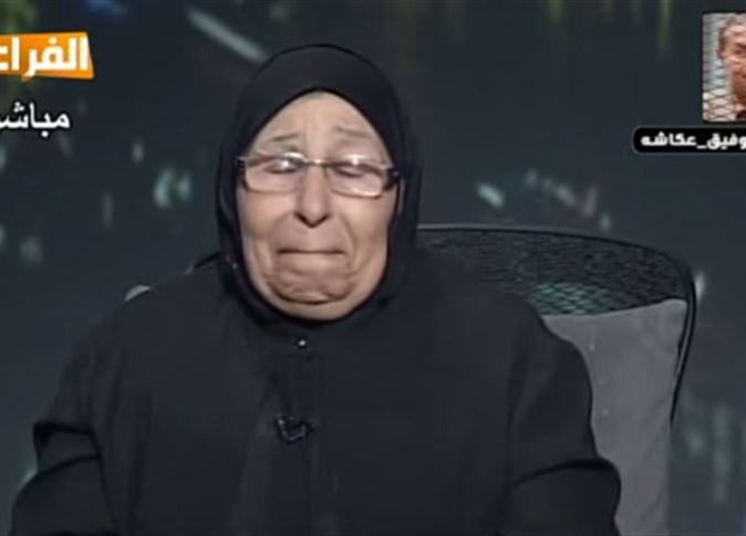 فيديو.. والدة توفيق عكاشة تبكي وتغادر الاستديو على الهواء 1 والدة توفيق عكاشة