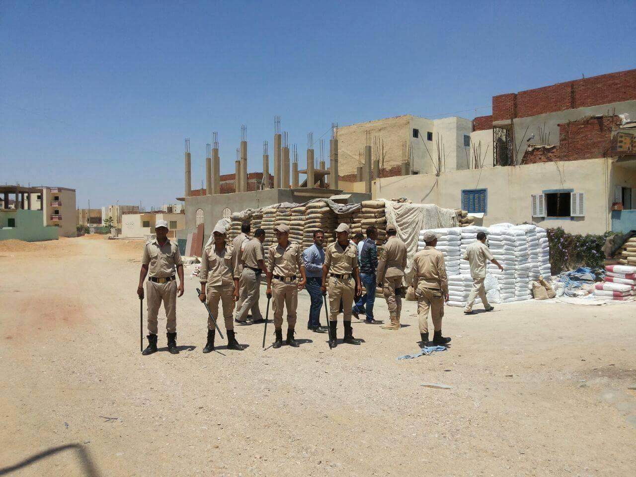 بالصور .. حملة مكبرة لإزالة الإشغالات بشوارع العاشر من رمضان 3 11143704_742881755839182_4982353819308948346_o
