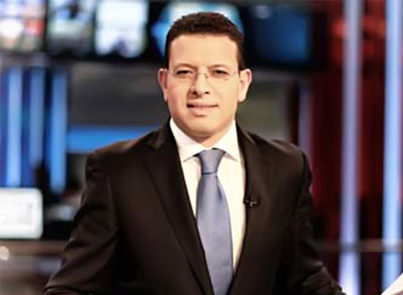 بالفيديو .. مشادة بين عمرو عبد الحميد ورئيس قطاع المتاحف بالآثار على الهواء 1 2014-07-10_00103