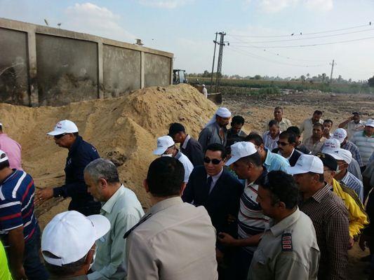بالصور ..محافظ الشرقية يتفقد أعمال رفع القمامة بمنطقة أرض الفدان بمنيا القمح 1 oopp_jpg