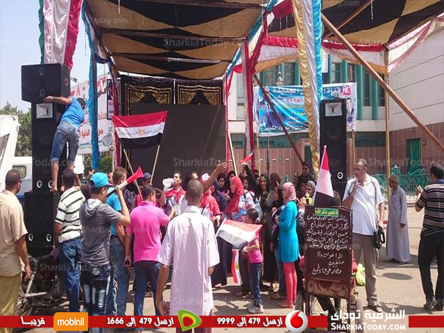 بالصور .. بدء توافد المواطنين أمام مبنى المحافظة بالزقازيق للإحتفال بإفتتاح قناة السويس الجديدة 1 احتفاااال