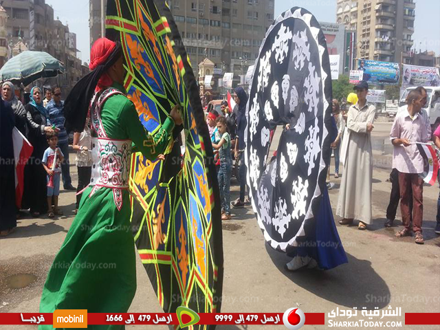 بالصور .. بدء توافد المواطنين أمام مبنى المحافظة بالزقازيق للإحتفال بإفتتاح قناة السويس الجديدة 3 احتفال 2