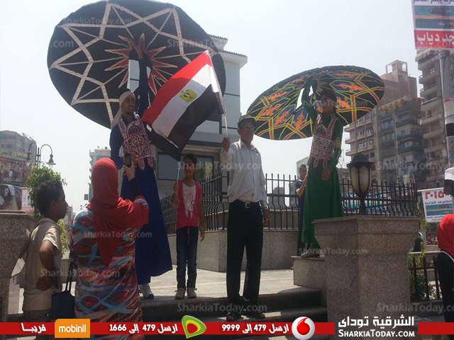 بالصور .. بدء توافد المواطنين أمام مبنى المحافظة بالزقازيق للإحتفال بإفتتاح قناة السويس الجديدة 2 احتفال