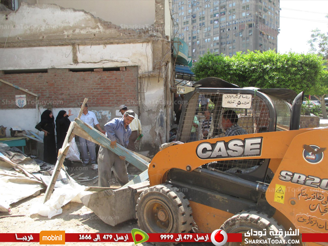 بالصور .. إزالة الأكشاك المخالفة بجوار مبنى المحافظة بالزقازيق 2 الاكشاك