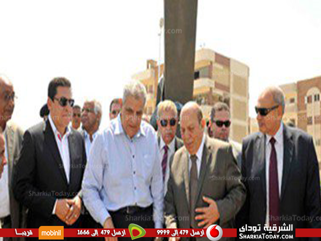 محلب يتفقد الطريق المؤدي لقناة السويس من العاشر من رمضان 1 الزيارة