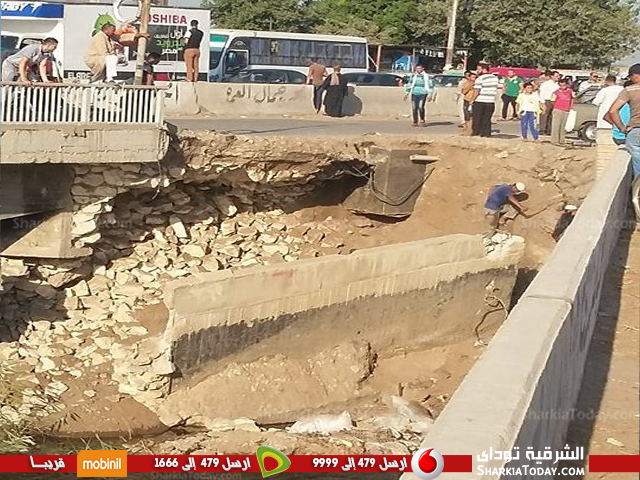 بالصور .. إنهيار كوبري صفط القناطر بأبوحماد بعد أسابيع من تطويره 1 الكوبري 2
