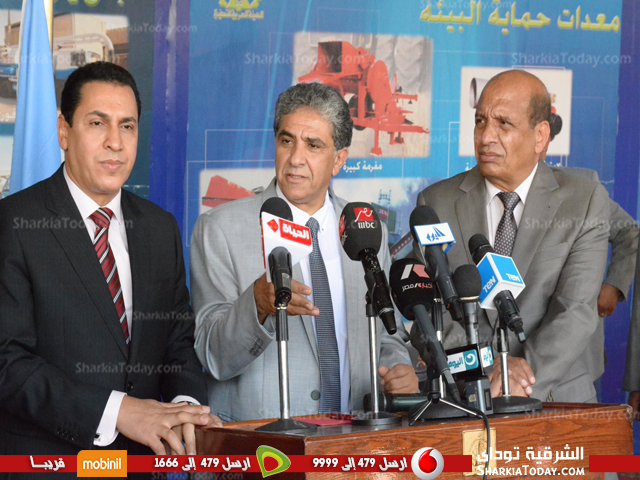 بالصور .. محافظ الشرقية ووزير البيئة يوقعان عقد توريد 120مكبس قش الأرز 2 المحافظ ووزير البيئة
