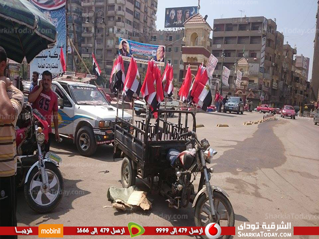 بالصور .. بدء توافد المواطنين أمام مبنى المحافظة بالزقازيق للإحتفال بإفتتاح قناة السويس الجديدة 5 امام المحافظة