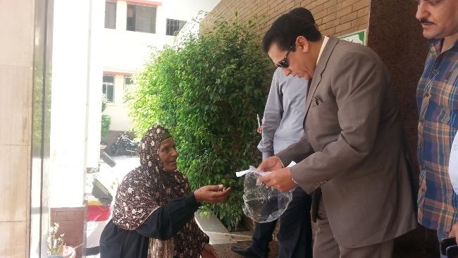 سيدة مسنة لمحافظ الشرقية : أنا عايزه وظيفه لإبني 1 محافظ الشرقية يوافق لسيدة مسنة على توفير فرصة عمل لإبنها