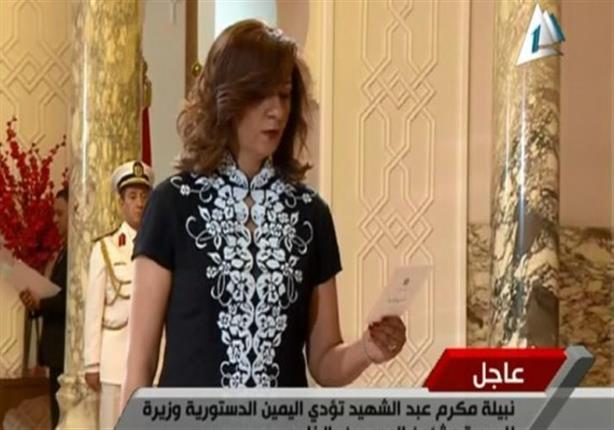 وزيرة الهجرة ترد على منتقدي ملابسها أثناء حلف اليمين الدستورية 1 وزيرة الهجرة