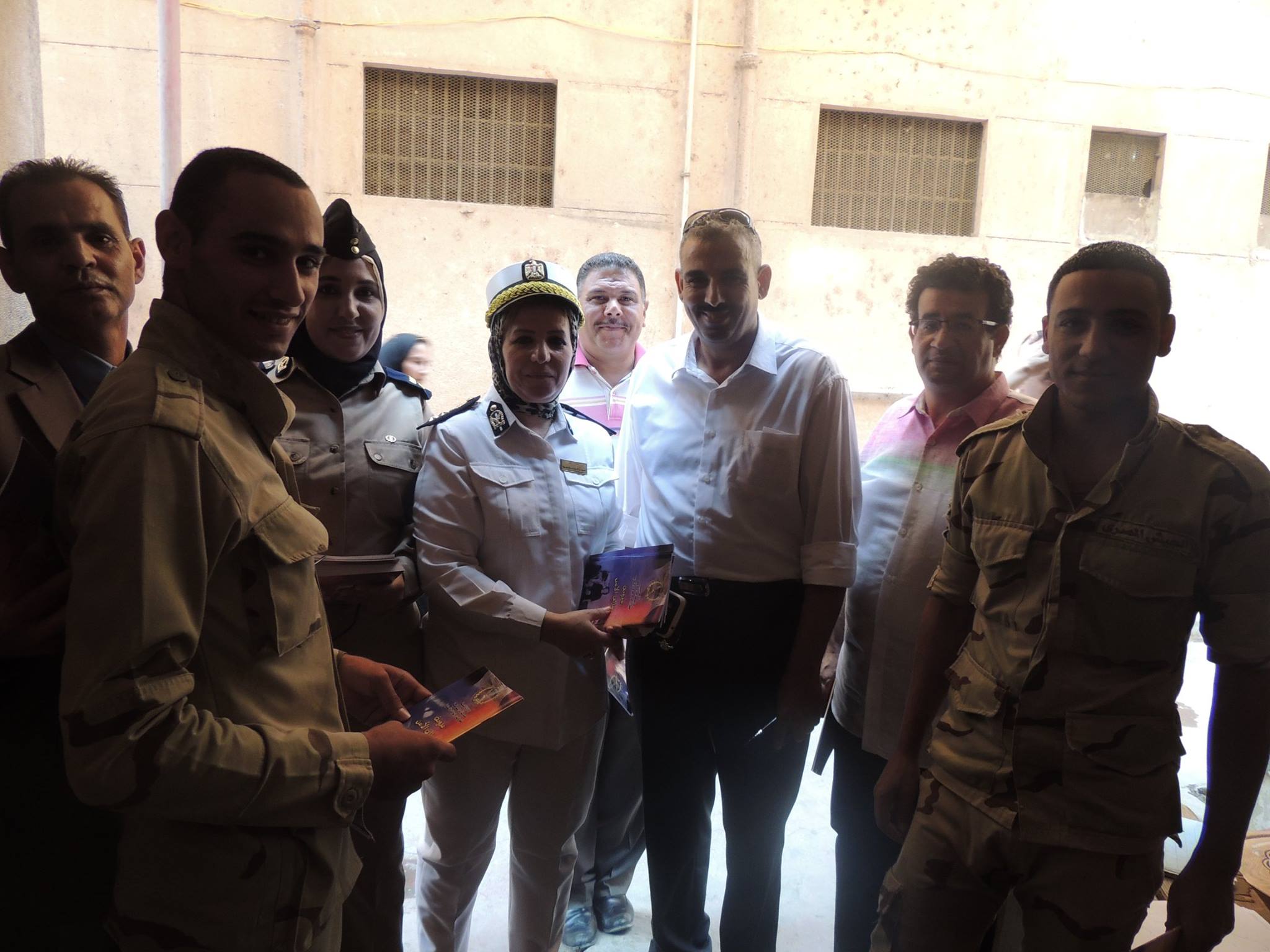 بالصور .. مديرية أمن الشرقية توزع مدونة بها مجهودات الشرطة بمختلف المجالات 4 11221357_743621969098494_3692281926724326768_o