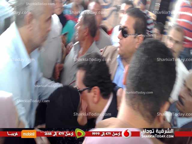 محافظ الشرقية يقبل رأس والدته بحفل افتتاح «مدرسة الزرقة» بكفر صقر 1 1