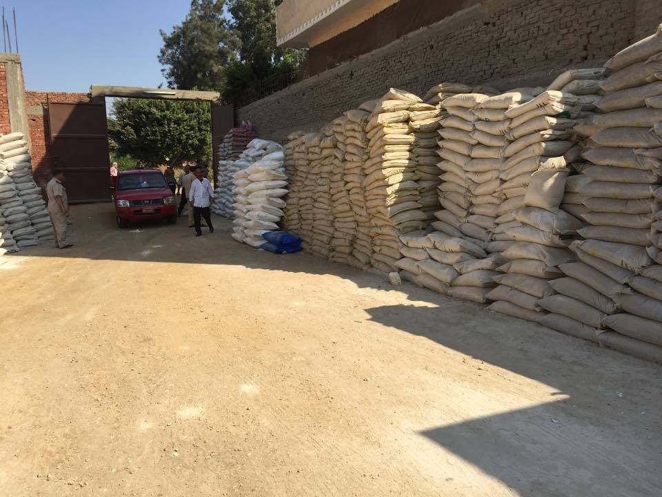 بالصور .. ضبط 250 طن أسمدة مغشوشة بقرية السعديين ببلبيس 3 11891205_747031925424165_7923386165899828331_n