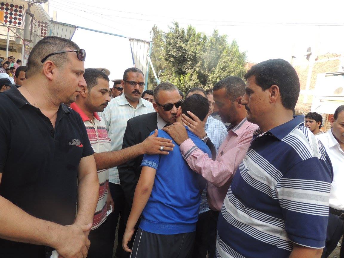 بالصور ...تشييع جنازة شهيد الشرطة بمسقط رأسه فى أبوكبير بحضور مدير الأمن 3 11950429_749924441801580_2455194796560108883_o (1)