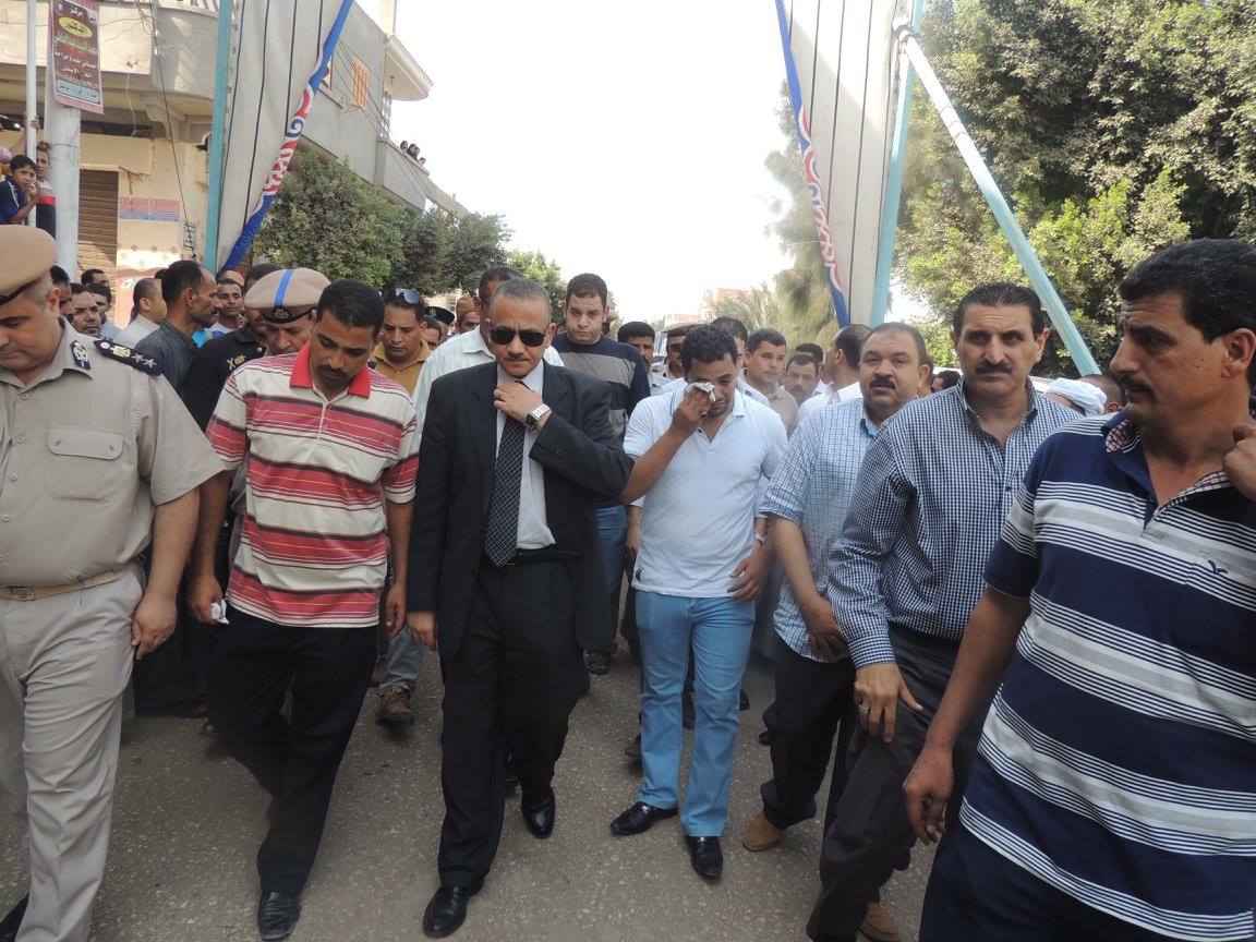 بالصور ...تشييع جنازة شهيد الشرطة بمسقط رأسه فى أبوكبير بحضور مدير الأمن 1 11951603_749924435134914_6663767488233335915_o