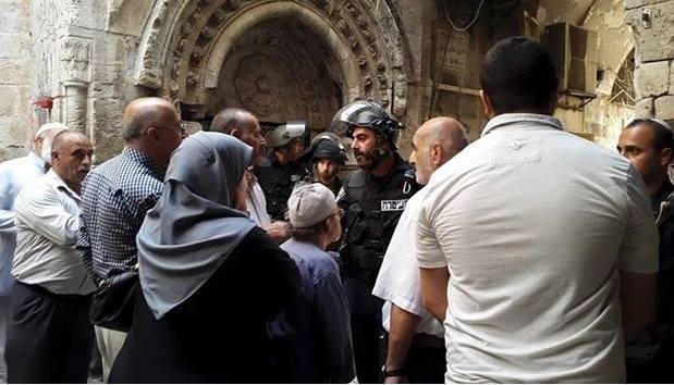 الجيش الاسرائيلي يقتحم المسجد القبلي في باحات المسجد الأقصى 1 11995960_1064695896882645_2275882774610991225_n