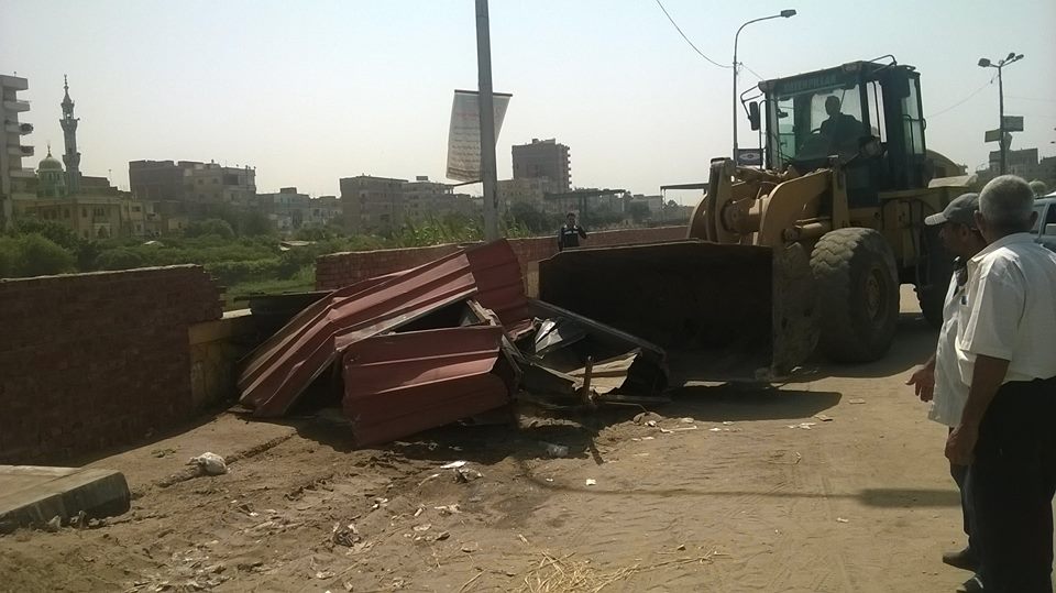 بالصور .. حملة مكبرة لإزالة الأكشاك المخالفة بمدينة بلبيس 2 12002913_845989315519981_2453709757878587156_n