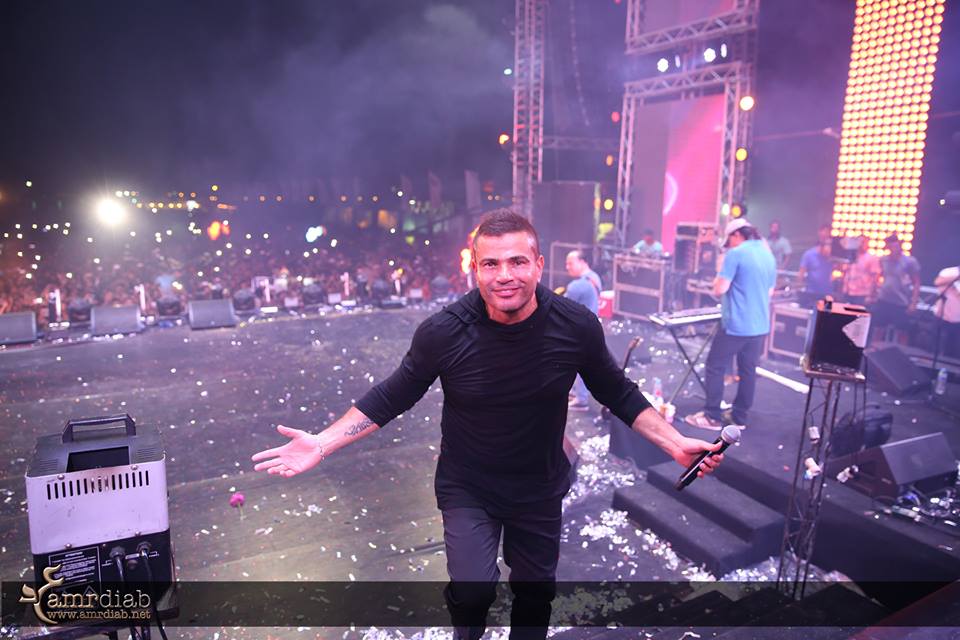 بالصور .. عمرو دياب يلتقط "سيلفى" مع جمهوره في حفل "موسى كوست" 11 12019912_10153683152789577_8131036611384720990_n