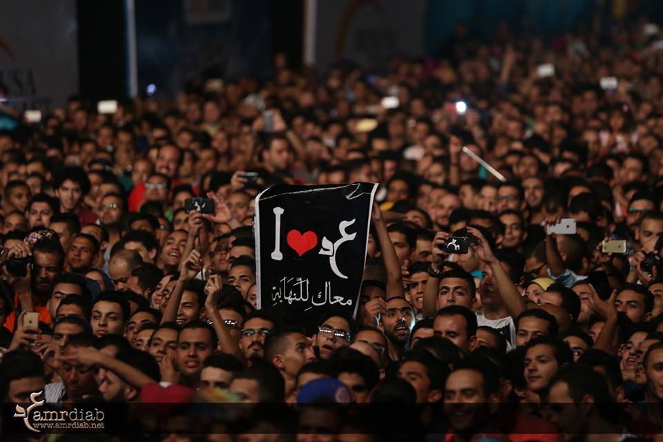 بالصور .. عمرو دياب يلتقط "سيلفى" مع جمهوره في حفل "موسى كوست" 5 12047190_10153683144154577_4859007832462315294_n