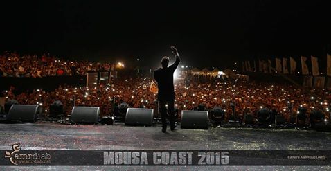 بالصور .. عمرو دياب يلتقط "سيلفى" مع جمهوره في حفل "موسى كوست" 4 12065516_10153682704339577_2872745350006416707_n
