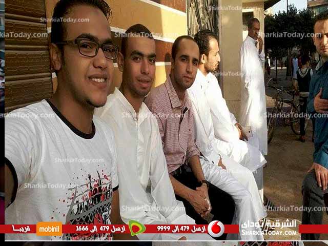 أهالي قرية الأشراف بالزقازيق يؤدون شعائر صلاة العيد بفناء المدرسة الابتدائية 3 123