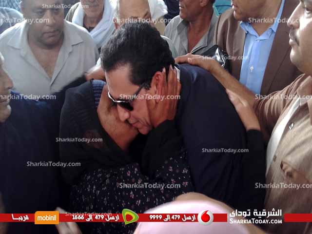 محافظ الشرقية يقبل رأس والدته بحفل افتتاح «مدرسة الزرقة» بكفر صقر 2 2صسء