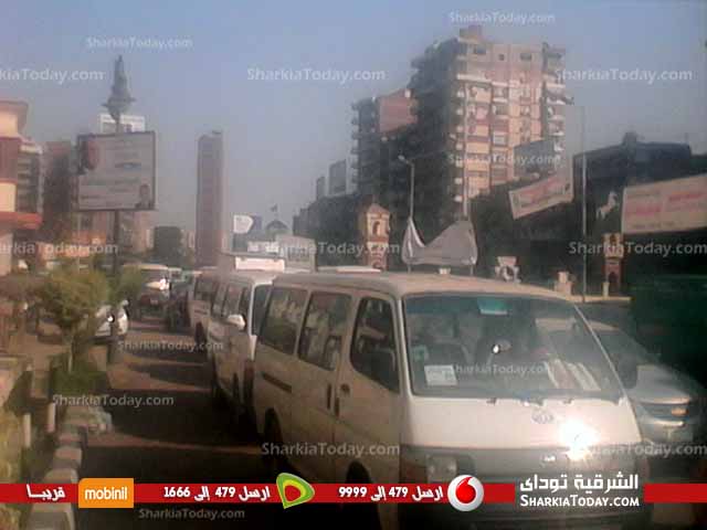 وقفة احتجاجية لسائقي طريق «الزقازيق _ العاشر» أمام مبنى محافظة الشرقية 1 31