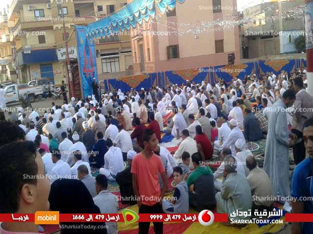 أهالي صان الحجر يؤدون شعائر صلاة العيد أمام مجلس المدينة 2 3صسشئ