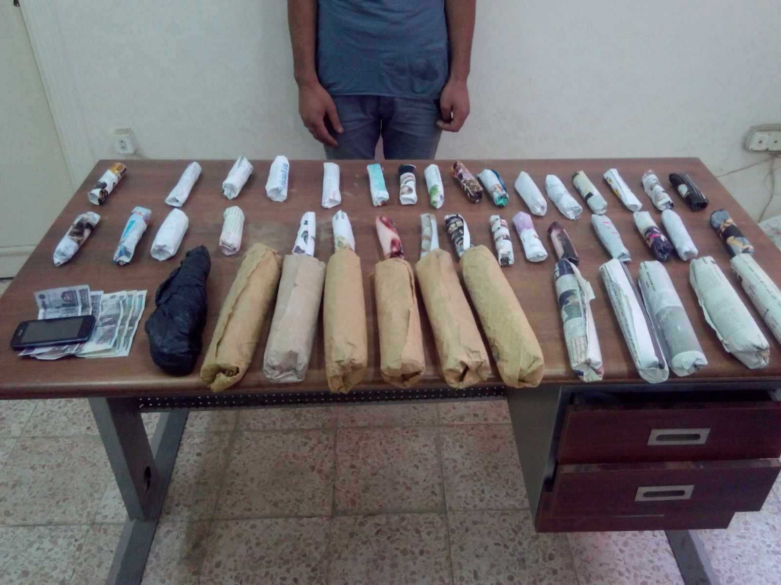 مباحث الحسينية :ضبط عاطل بحوزتة 44 لفافة من نبات البانجو المخدر 1 IMG-20150906-WA0000