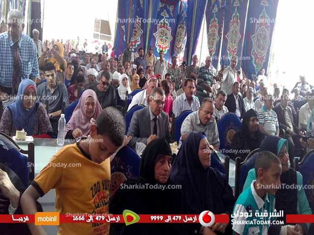 محافظ الشرقية يقبل رأس والدته بحفل افتتاح «مدرسة الزرقة» بكفر صقر 3 تم