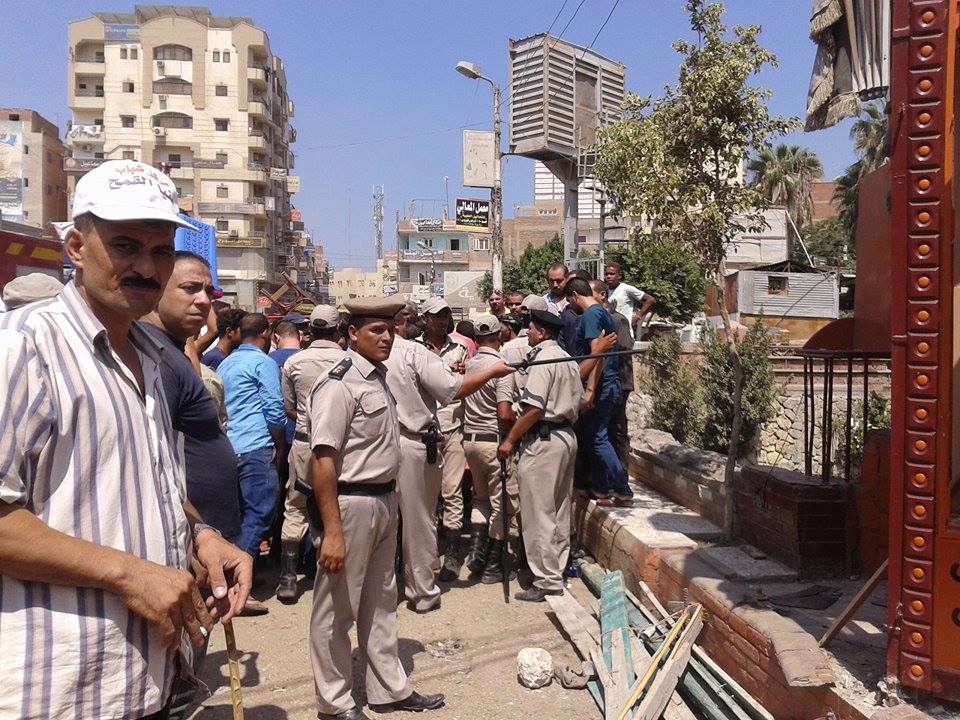 بالصور .. حملة مكبرة لإزالة جميع الأكشاك و المحلات المخالفة بفاقوس 1 حملة مكبرة لإزالة جميع الأكشاك و المحلات المخالفة بفاقوس (1)