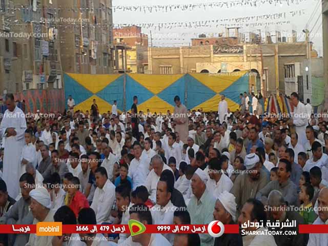 أهالي صان الحجر يؤدون شعائر صلاة العيد أمام مجلس المدينة 1 سءئ