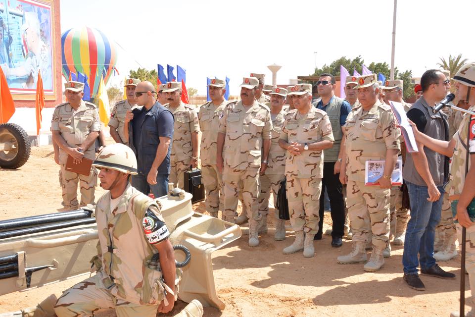 صدقي صبحي : القوات المسلحة صاحبة المسئولية الأكبر فى حماية الأمن القومى 1 صدقى صبحى يتفقد إحدى وحدات المدفعية (2)