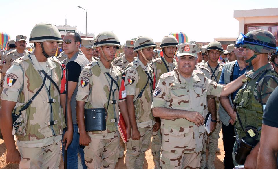 صدقي صبحي : القوات المسلحة صاحبة المسئولية الأكبر فى حماية الأمن القومى 2 صدقى صبحى يتفقد إحدى وحدات المدفعية (6)