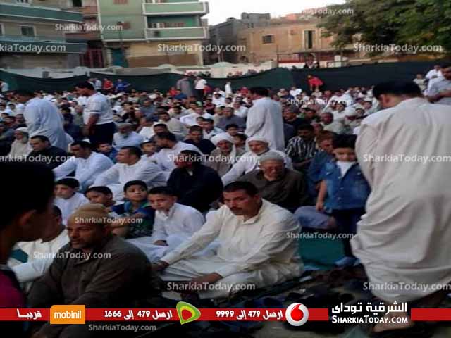 أهالي قرية الأشراف بالزقازيق يؤدون شعائر صلاة العيد بفناء المدرسة الابتدائية 1 ض