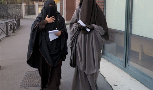 بالفيديو.. رئيس جامعة القاهرة: منع المدرسات المنتقبات يصب في مصلحة العملية التعليمية 19 منقبات