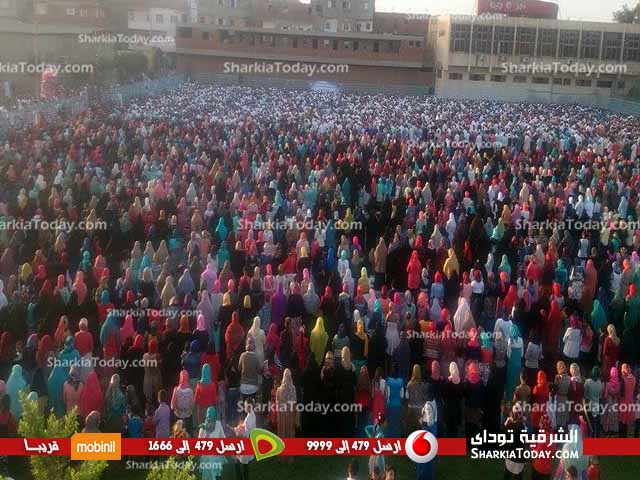 بالصور... آلاف من المواطنين يؤدون صلاة العيد بالساحة الشعبية بديرب نجم 1 ىةنموك