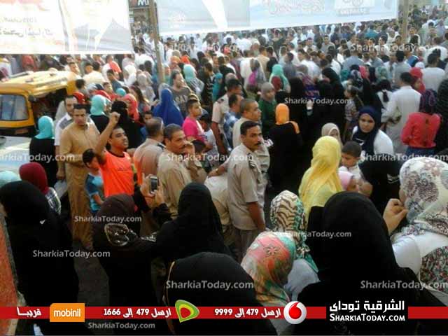 آلاف من المواطنين يؤدون صلاة العيد بالساحة الشعبية بالحسينية 1 ىمن