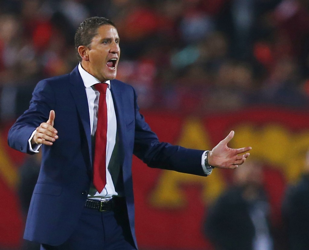 Egypt's Al Ahly coach Juan Carlos Garrido reacts during their African Confederations Cup final soccer match against Ivory Coast's Sewe Sport at Cairo stadium, December 6, 2014. REUTERS/Amr Abdallah Dalsh  (EGYPT - Tags: SPORT SOCCER) - RTR4GZ13