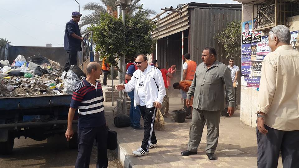 بالصور..شباب مبادرة «نقدر» يقود حملة لرفع القمامة من شوارع أبوكبير 1 12088064_1103120413046358_6567537514785143612_n